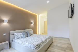 Dreaming Taormina Apartment في تاورمينا: غرفة نوم بسرير وجدار اصفر