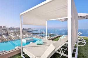 balcón con dosel blanco y piscina en Iberostar Waves Bouganville Playa, en Adeje 37 fotos más