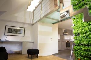 sala de estar con escalera y pared verde en CAB Ap'art, en Luxemburgo