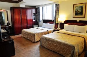 台南的住宿－哥爸妻夫商務飯店-林森館 ，酒店客房设有两张床和窗户。