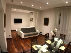 - un salon avec un canapé, une table et des chaises dans l'établissement Mirandola Guest House, à Florence