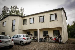 哈德洛姆斯塔泽马乔内旅馆的一栋房子前面停着两辆车