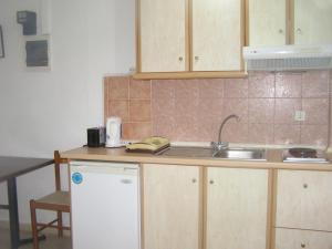 Kuchnia lub aneks kuchenny w obiekcie Evridiki Apartments