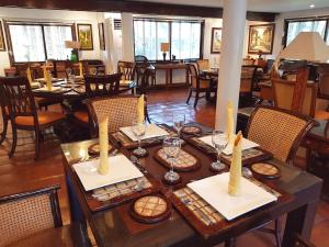 jadalnia z drewnianym stołem i krzesłami w obiekcie Stay Amare Villa Maria 1 w mieście Bacolod