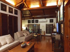 sala de estar con sofá y mesa en Stay Amare Villa Maria 1, en Bacolod