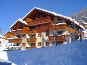 a building with snow on the ground in front of it at FERMES ESKIMO 1 in Méribel