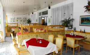 Een restaurant of ander eetgelegenheid bij Strandhotel Pichler