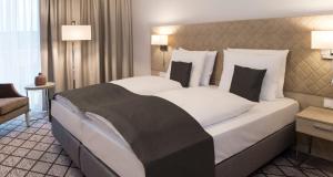 Ένα ή περισσότερα κρεβάτια σε δωμάτιο στο Victor's Residenz-Hotel Teistungenburg