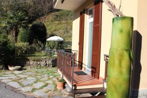 una casa con un objeto verde junto a un porche en Atelier 55 Casa arte e natura, en Como