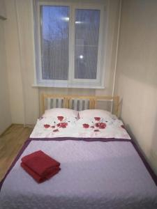 モスクワにあるDomumetro na Kahovskoyのベッドルーム1室(赤いシーツ付きのベッド1台、窓付)