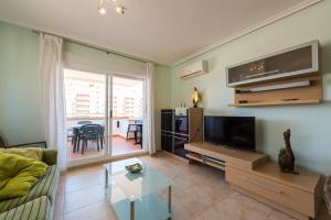 TV a/nebo společenská místnost v ubytování Apartamentos Jardines del Mar II