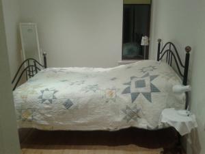 Bett mit Daunendecke in einem Schlafzimmer in der Unterkunft Hilltop Lodge in Cultra
