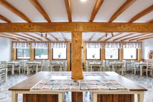 Reštaurácia alebo iné gastronomické zariadenie v ubytovaní Górskie Wspomnienie