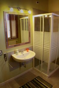 La salle de bains est pourvue d'un lavabo et d'un miroir. dans l'établissement B&B Nascondino, à Goito