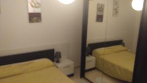 1 dormitorio con 2 camas y espejo en LaFonda1-2-B, en Borja