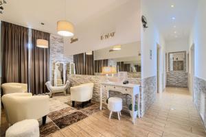 un soggiorno con tavolo e sedie di Domus Pietro Inn a Roma