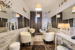 un bagno con due lavandini e uno specchio di Domus Pietro Inn a Roma Altre 39 foto