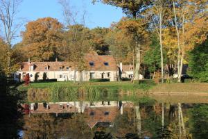 an old house on the shore of a lake at Domaine De Frevent in Échouboulains