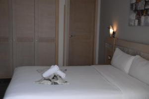 A bed or beds in a room at Hotel A44
