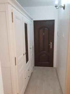 クラヨーヴァにあるcozy apartment in a quiet areaの木製のドア付きの廊下