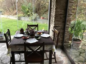 mesa de comedor con sillas y mantel en La Casona de Amaido, en San Tirso de Abres