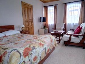 Habitación de hotel con cama y silla en Traktir U Prokopa, en Suzdal