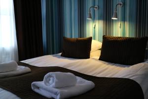 a hotel room with two towels on a bed at Hotell Marieberg in Kristinehamn