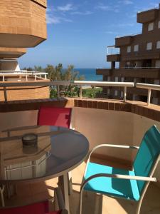 una mesa y sillas en un balcón con vistas al océano en Costa Marina III Oropesa Apartment en Oropesa del Mar