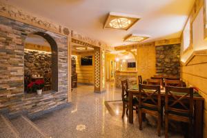 a dining room with a table and chairs at DW Kościelec in Zakopane