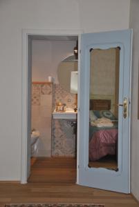 een kamer met een slaapkamer met een bed en een badkamer bij Casa Dolce Casa in Pienza