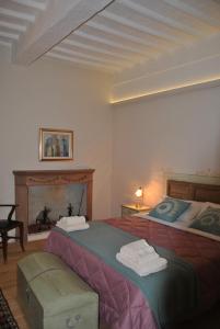 ピエンツァにあるCasa dolce casaのベッドルーム1室(ベッド2台、暖炉付)