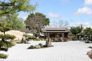 a garden with a building in the background at Travis Street in Fredericksburg