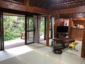 A television and/or entertainment centre at Mannaya -SEVEN Hotels and Resorts-