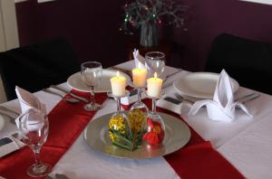 une table avec une table rouge et blanche et des bougies dans l'établissement Richards Travel Lodge, à Jamestown