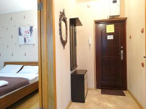 トゥーラにあるInndays on Kirova 151аのベッドルーム1室(ベッド1台、鏡、ドア付)