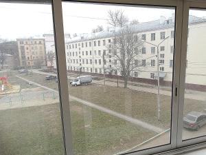 トゥーラにあるInndays on Kirova 151а(2)の駐車場の窓からの眺め