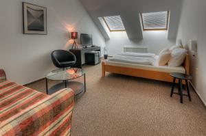 克瓦洛維采的住宿－伊特弗酒店，小房间设有床和沙发