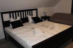 Un pat sau paturi într-o cameră la Vdovič Guest House