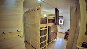 Narivoodi või narivoodid majutusasutuse Hostel JUPITER toas
