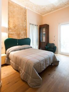 una camera con un grande letto e una finestra di B&B Via Diaz a Bergamo