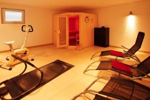 フラッハウにあるHaus Bergsonneのジム(椅子2脚、トレッドミル付)が備わる客室です。
