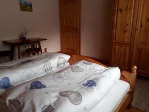 ザンクト・ガレンキルヒにあるHaus Barbischのベッドルーム1室(白と青のシーツが備わるベッド2台付)