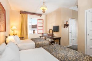 Posteľ alebo postele v izbe v ubytovaní Hotel Dann Monasterio