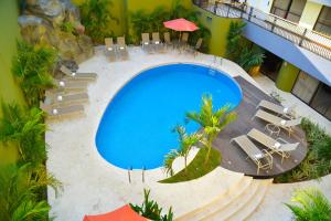 an overhead view of a swimming pool in a hotel at Best Western Hotel & Casino Kamuk in Manuel Antonio