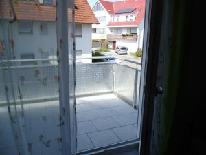 ein offenes Fenster mit Blick auf einen Balkon in der Unterkunft Martini Pension Rammert Ferienwohnung in Nürtingen