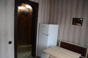 克里沃羅格的住宿－Apartmens on Geroiv ATO，一张桌子的房间里,有白色的冰箱