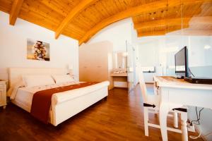 A bed or beds in a room at Estrella Villas Még 37 kép