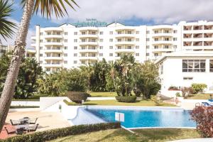 Bazén v ubytování Suite Hotel Jardins Da Ajuda nebo v jeho okolí