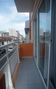 een balkon van een gebouw met uitzicht op een straat bij appartement Callebasse in Cayenne