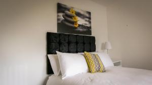 Una cama o camas en una habitación de UR City Pad - Richmond Apartments